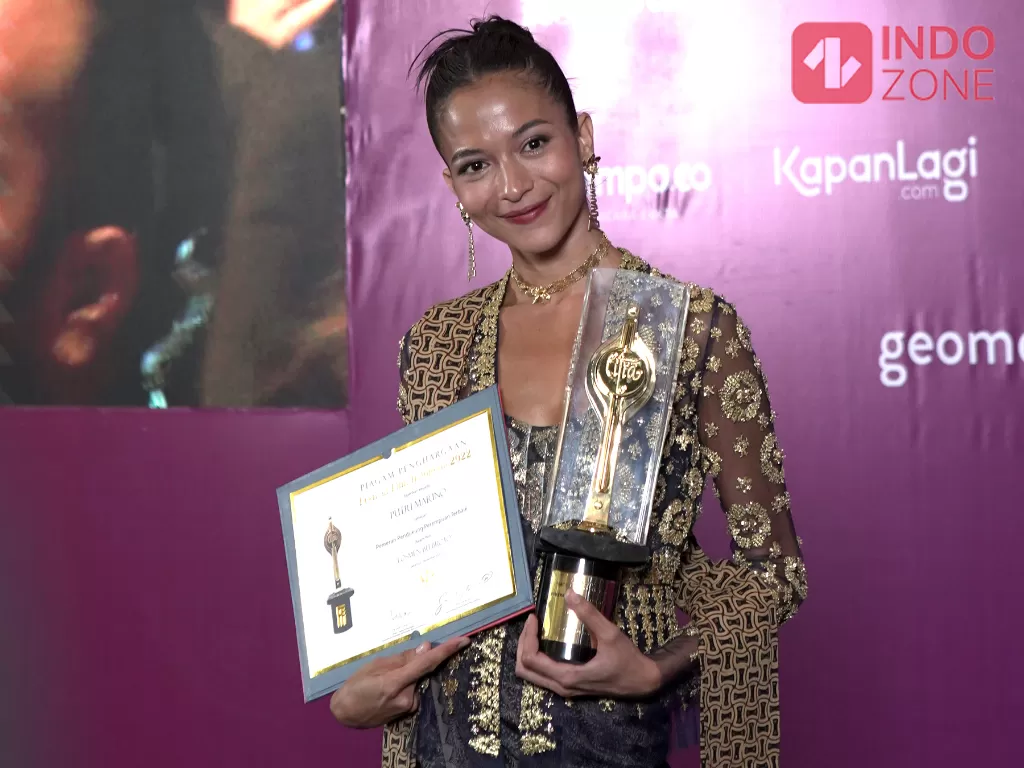 Putri Marino raih Piala Citra pada ajang Festival Film Indonesia (FFI) 2022 di Jakarta Convention Center. (INDOZONE/M. Rio Fani)