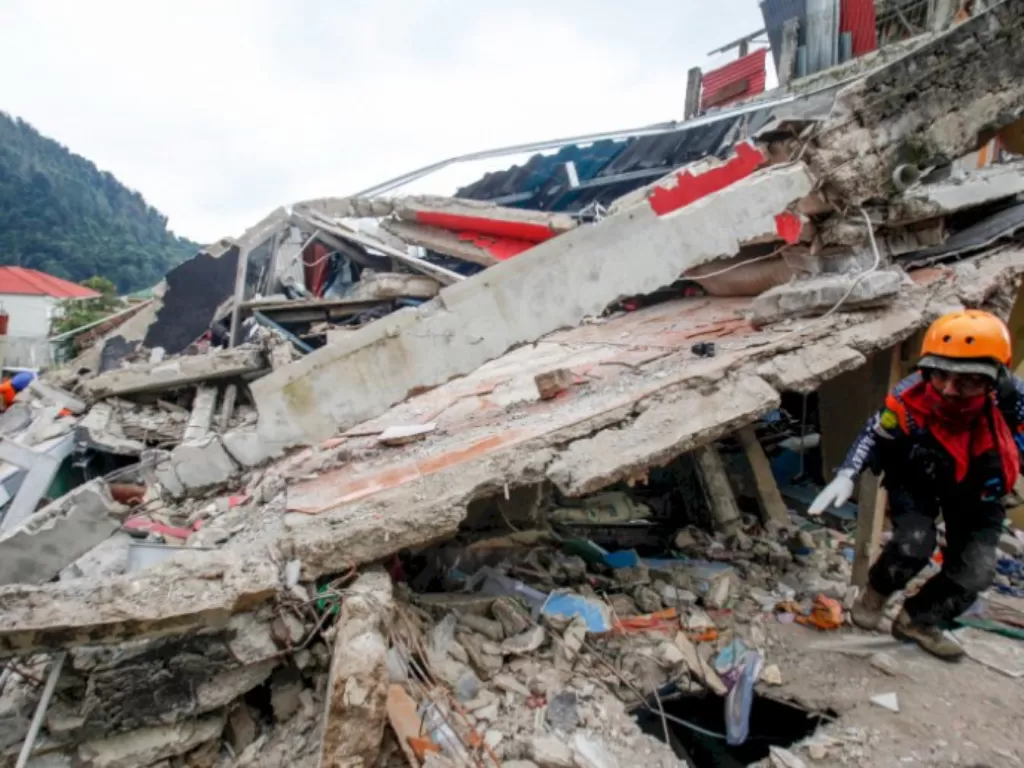 Tim SAR gabungan melakukan pencarian korban tertimbun material bangunan rumah di Desa Cibereum Keler, Cugenang, Kabupaten Cianjur, Jawa Barat. (ANTARA/Yulius Satria Wijaya)