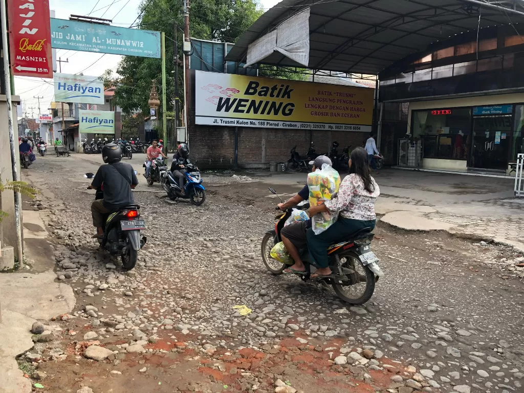 Jalan di Wisata Batik Trusmi Cirebon hancur. (Z Creators/Baihaqi)