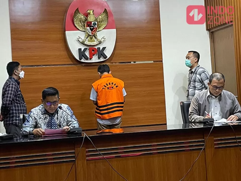 Komisi Pemberantasan Korupsi (KPK) menahan Ketua Harian Dewan Pengurus Daerah PAN (DPD PAN) Subang, Jawa Barat, Suherlan (SL). (Indozone/Asep Bidin Rosidin)