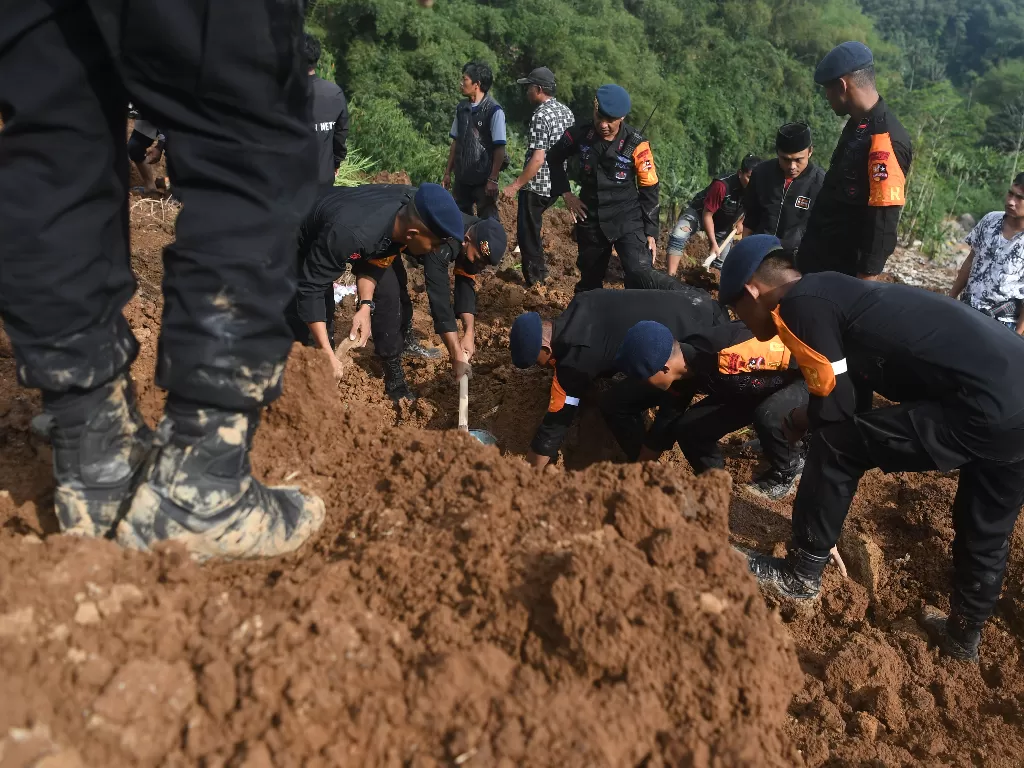 Sejumlah anggota Brimob Polri mencari korban tertimbun longsor akibat gempa magnitudo 5,6 di Cijendil, Kabupaten Cianjur, Jawa Barat. (ANTARA/Wahyu Putro A)