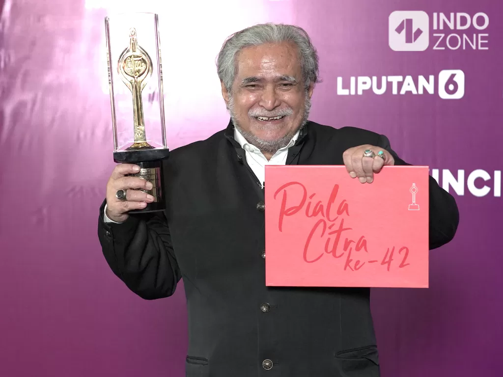 Slamet Rahardjo raih Piala Citra di Festival Film Indonesia (FFI) 2022 di Jakarta Covention Center. (INDOZONE/M. Rio Fani)