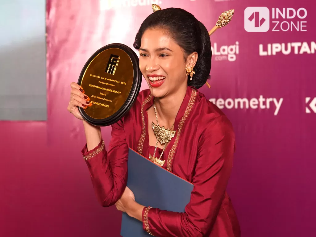Aghniny Haque raih penghargaan Rima Melati pada ajang Festival Film Indonesia (FFI) 2022 di Jakarta Convention Center. (INDOZONE/M. Rio Fani)