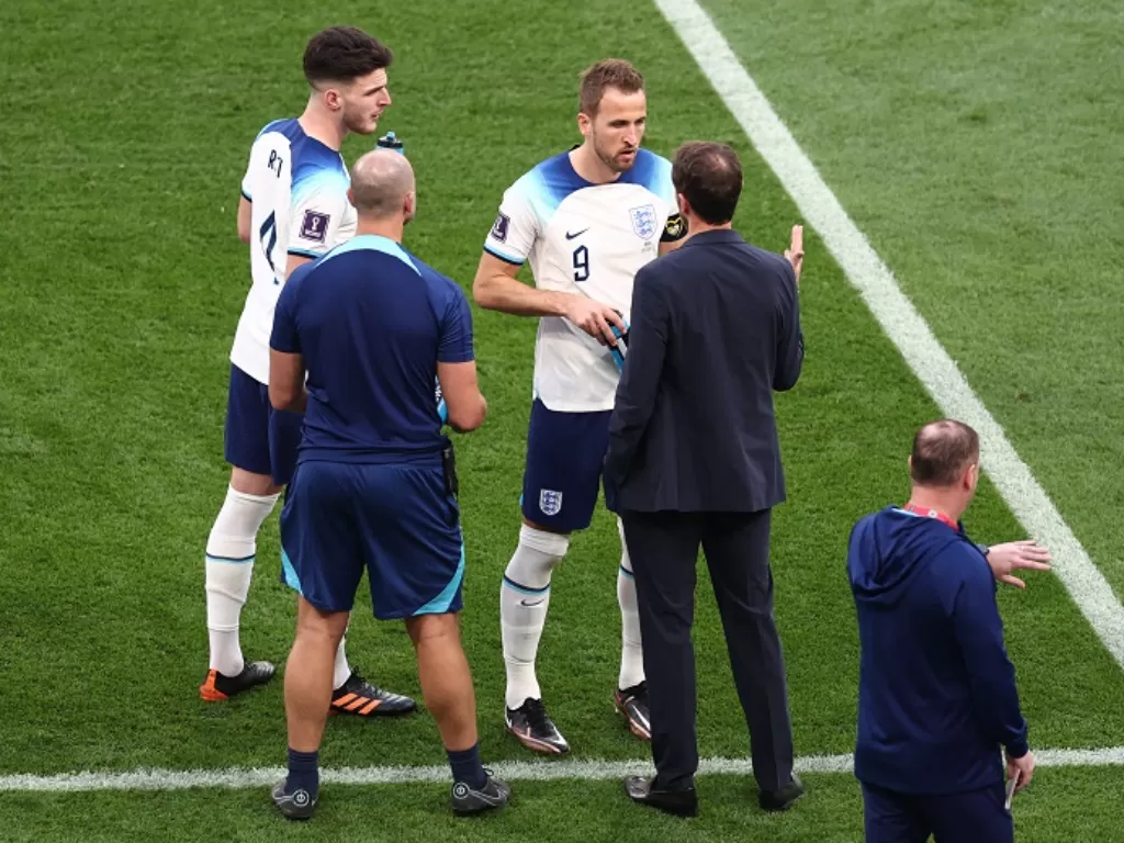 Pelatih Timnas Inggris Gareth Southgate memberikan intruksi kepada Harry Kane pada laga melawan Iran di matchday perdana Grup B Piala Dunia 2022. (REUTERS/Marko Djurica)