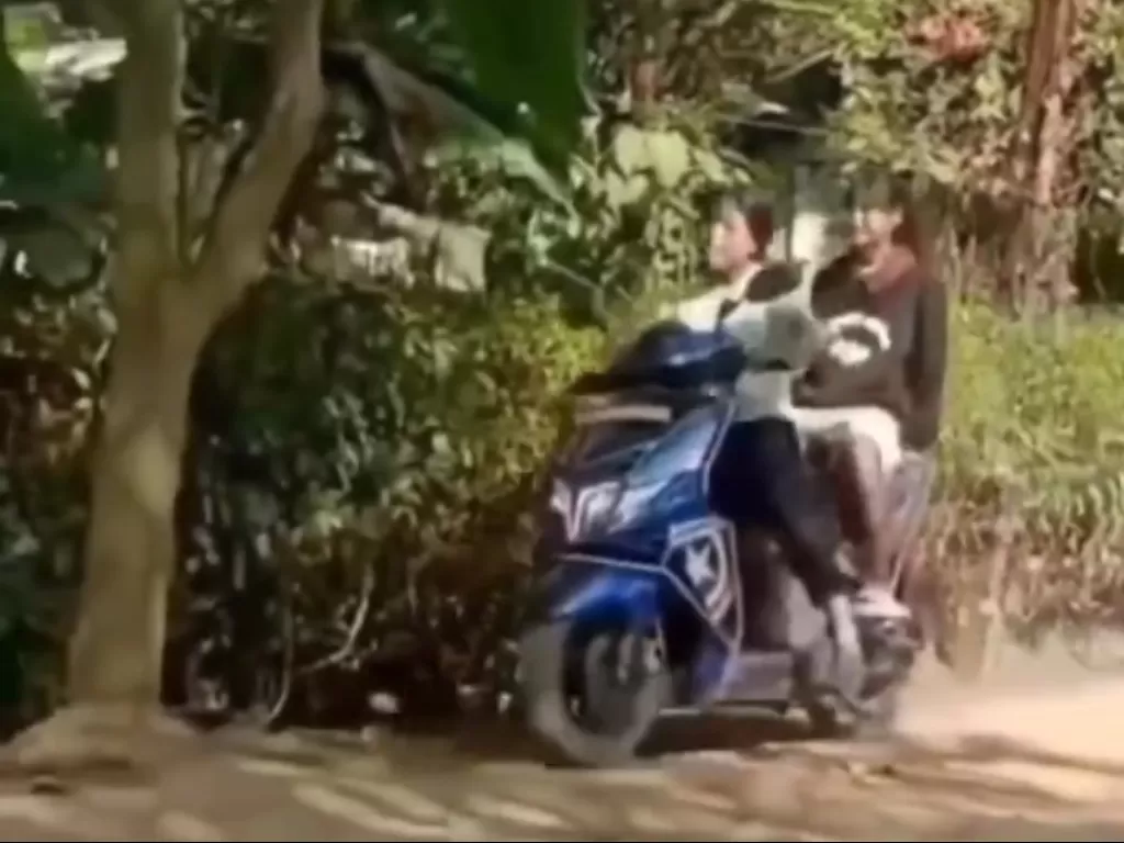 Video ngakak dua wanita tabrak pohon saat naik motor. (Screenshoot/Twitter/@luculucuaaan)