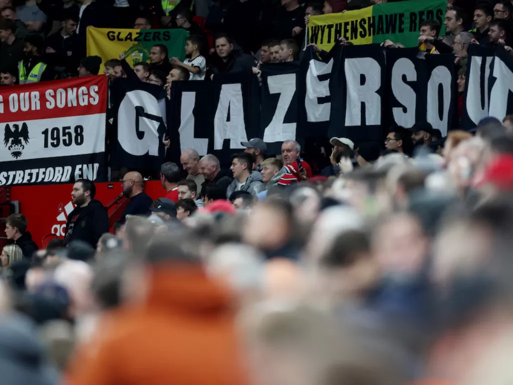 Fans Man United menyuarakan Glazer Out (Reuters/Carl Recine)