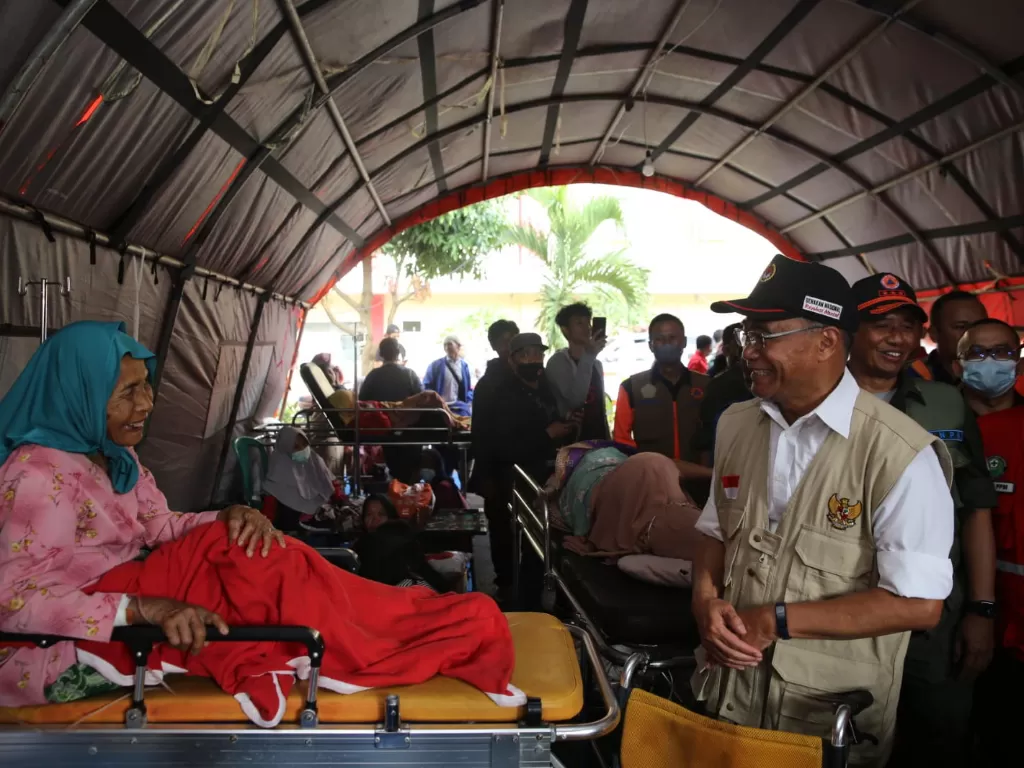 Menko PMK  Muhadjir Effendy saat meninjau korban gempa Cianjur. (Dok Kemenko PMK).