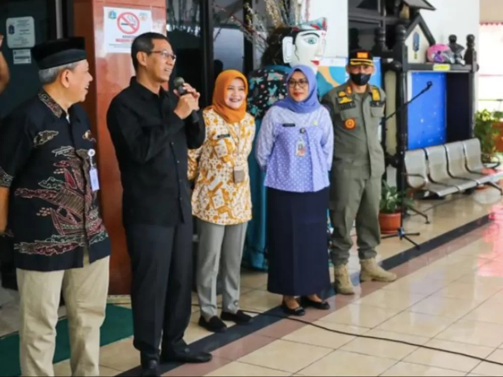 Pejabat (Pj) Gubernur DKI Jakarta Heru Budi Hartono melakukan inspeksi mendadak ke Kantor Kecamatan Senen (Instagram/herubudihartono)