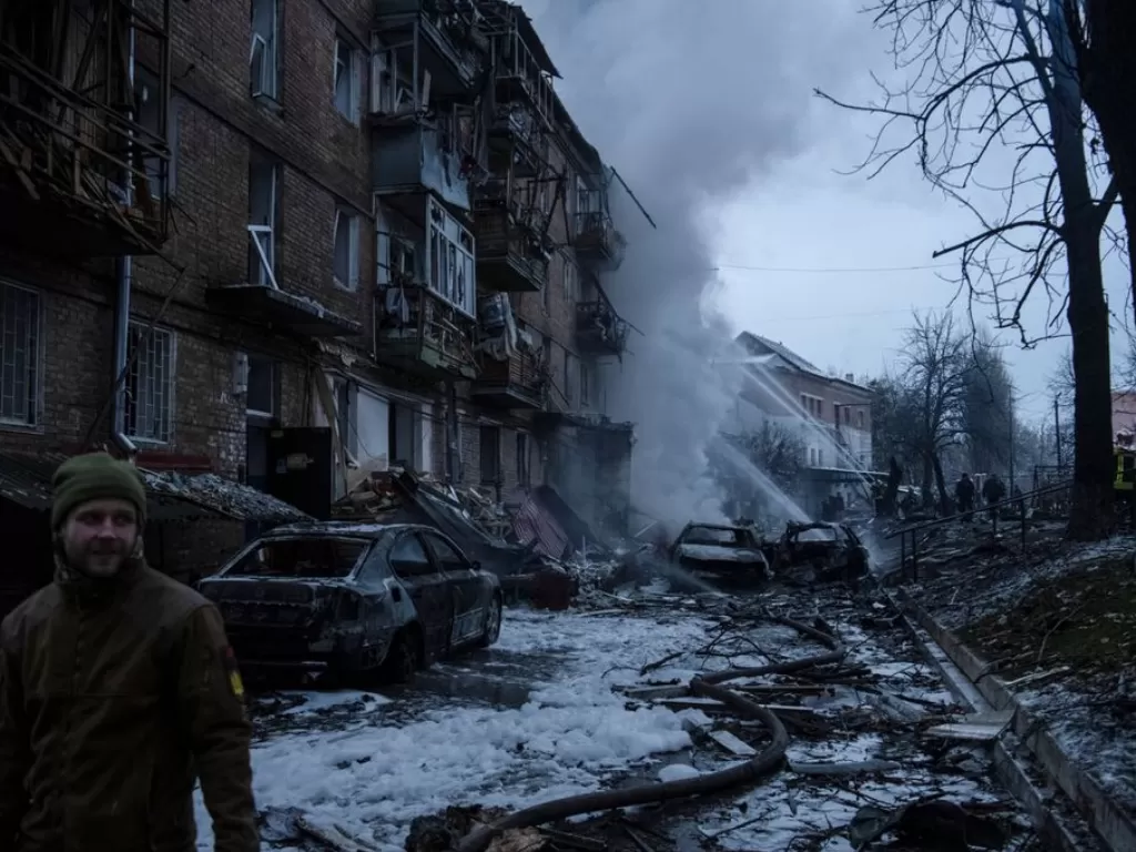 Tim penyelamat bekerja di lokasi bangunan yang hancur akibat serangan rudal Rusia. (REUTERS/Vladyslav Musiienko)