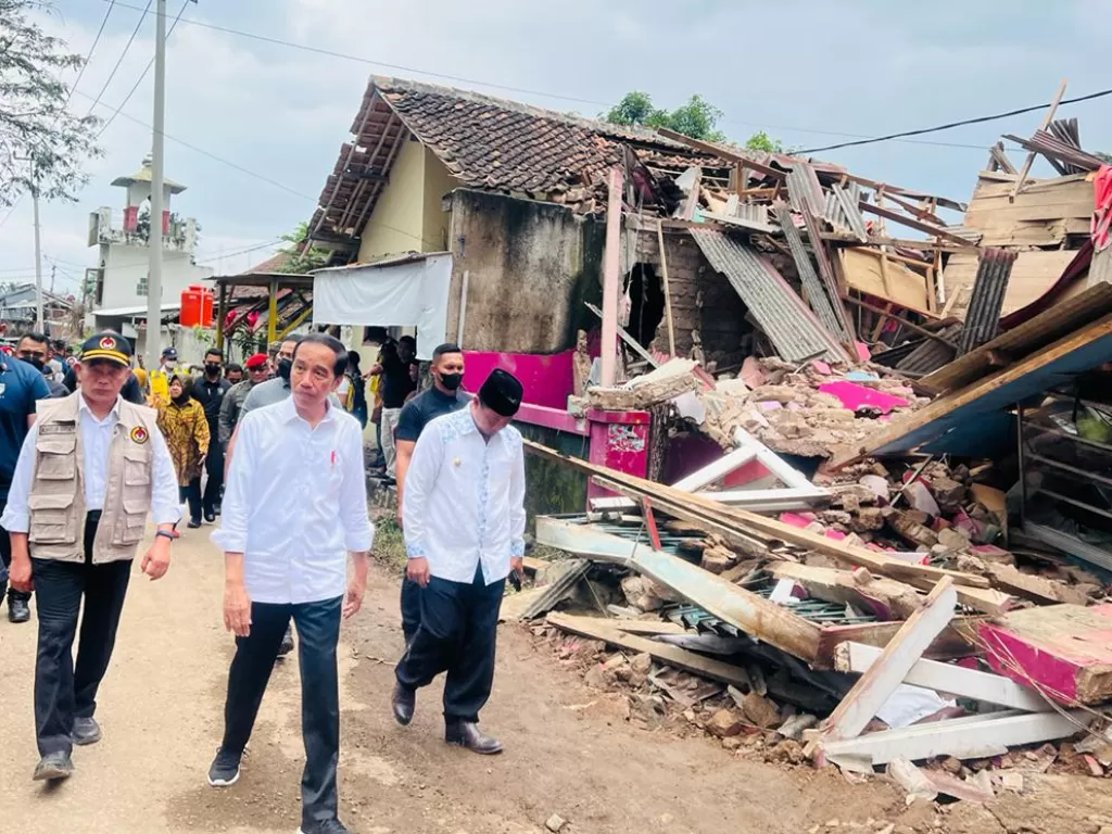 Presiden Jokowi meninjau langsung titik pusat gempa di Kecamatan Cugenang, Kabupaten Cianjur, Jawa Barat, Kamis (24/11/2022). (Foto: BPMI Setpres/Laily Rachev)