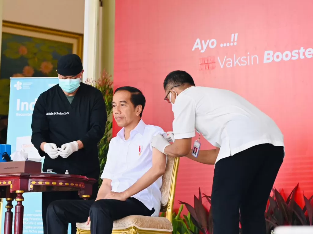 Presiden Jokowi menerima vaksinasi COVID-19 penguat kedua di halaman Istana Kepresidenan Bogor, Jawa Barat, pada Kamis (24/11/2022). (Foto: BPMI Setpres/Laily Rachev)