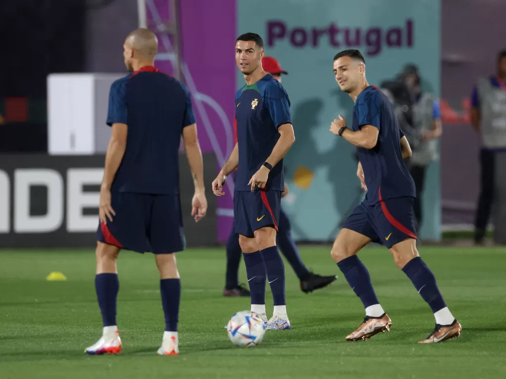 Cristiano Ronaldo dan rekan setimnya di timnas Portugal. (REUTERS/Paul Childs)