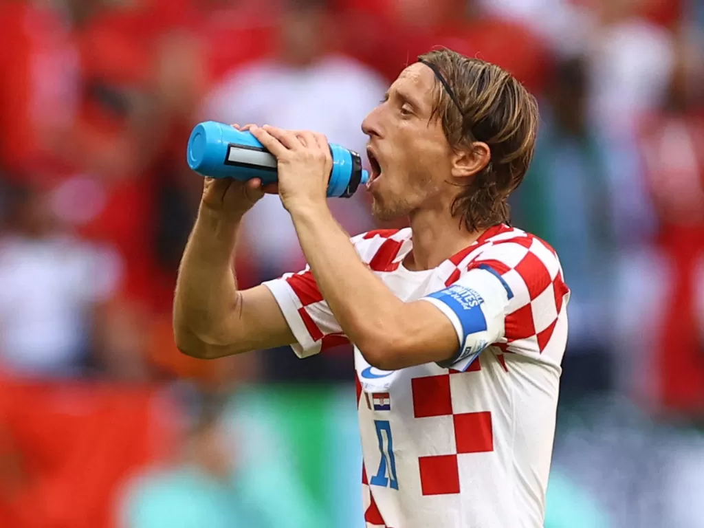 Luka Modric minum air saat pertandingan. (REUTERS/Hannah Mckay)