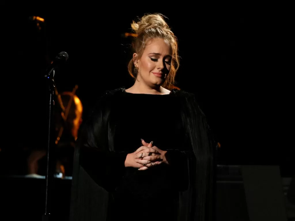 Adele di Penghargaan Grammy Tahunan ke-59 di Los Angeles. (REUTERS/Lucy Nicholson)
