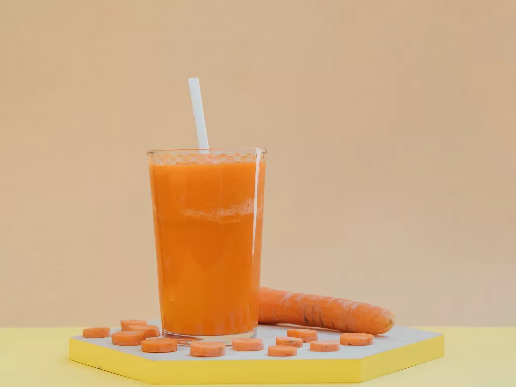 Ilustrasi jus wortel yang dipercaya bisa mengurangi mata minus. (Freepik)