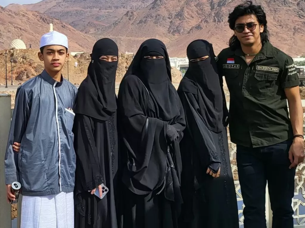 Abidzar dan keluarganya umrah (Instagram/_ummi_pipik_)
