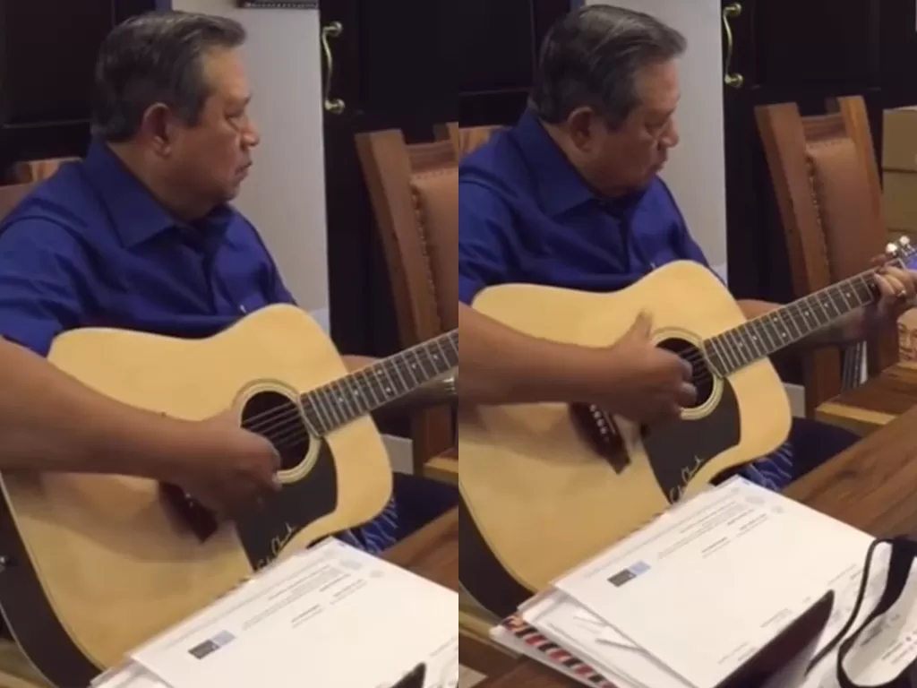 Susilo Bambang Yudhoyono iringi seseorang main gitar bawa lagu Iwan Fals. (Instagram/indomusikgram)