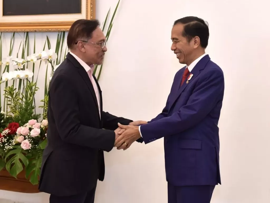 Presiden Joko Widodo saat berjabat tangan dengan Anwar Ibrahim. (Instagram/Jokowi)
