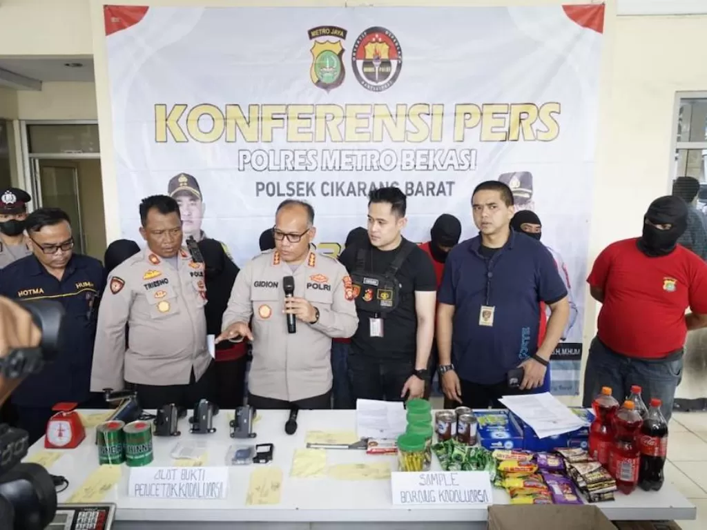 Polisi tangkap sindikat pengemas ulang makanan kedaluwarsa (Dok Polres Metro Bekasi)