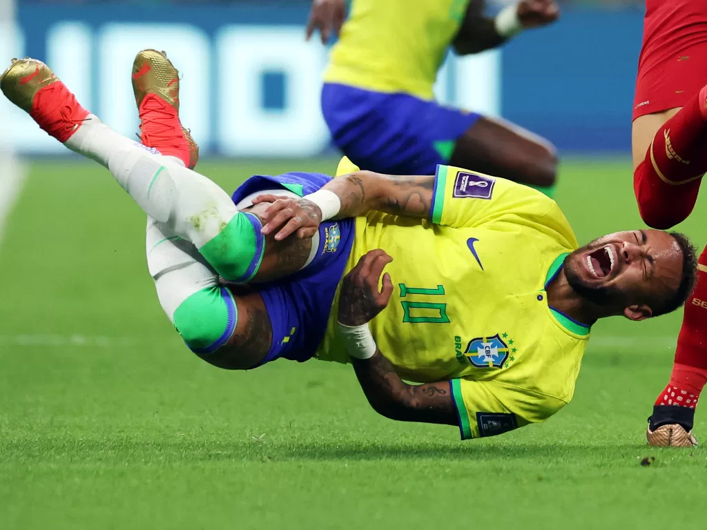 Neymar terjatuh di laga Brasil vs Serbia. (REUTERS/Amanda Perobelli)