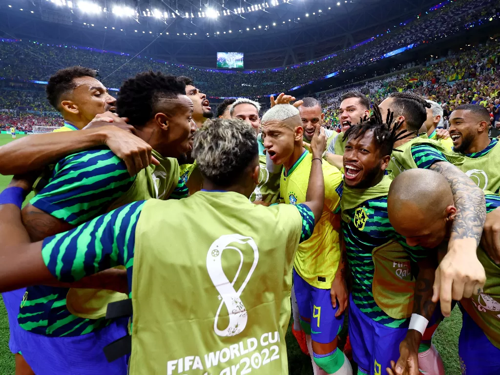 Pemain Brasil merayakan gol Richarlison ke gawang Serbia. (REUTERS/Kai Pfaffenbach)