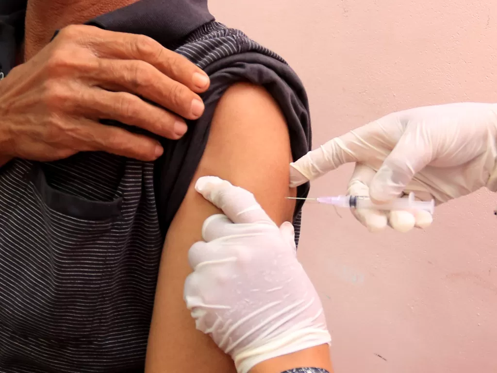 Pemberian vaksin dosis kedua pada lansia. (ANTARA FOTO/Syifa Yulinnas)
