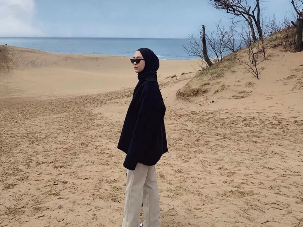 OOTD hijab pantai. (Instagram/@strngrrr)