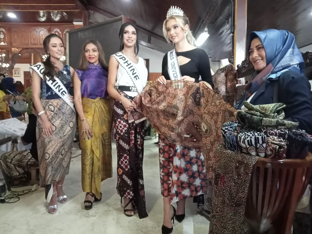 Miss Universe Swiss lelang batik untuk korban gempa Cianjur. (Z Creators/Firmanto Imansyah)