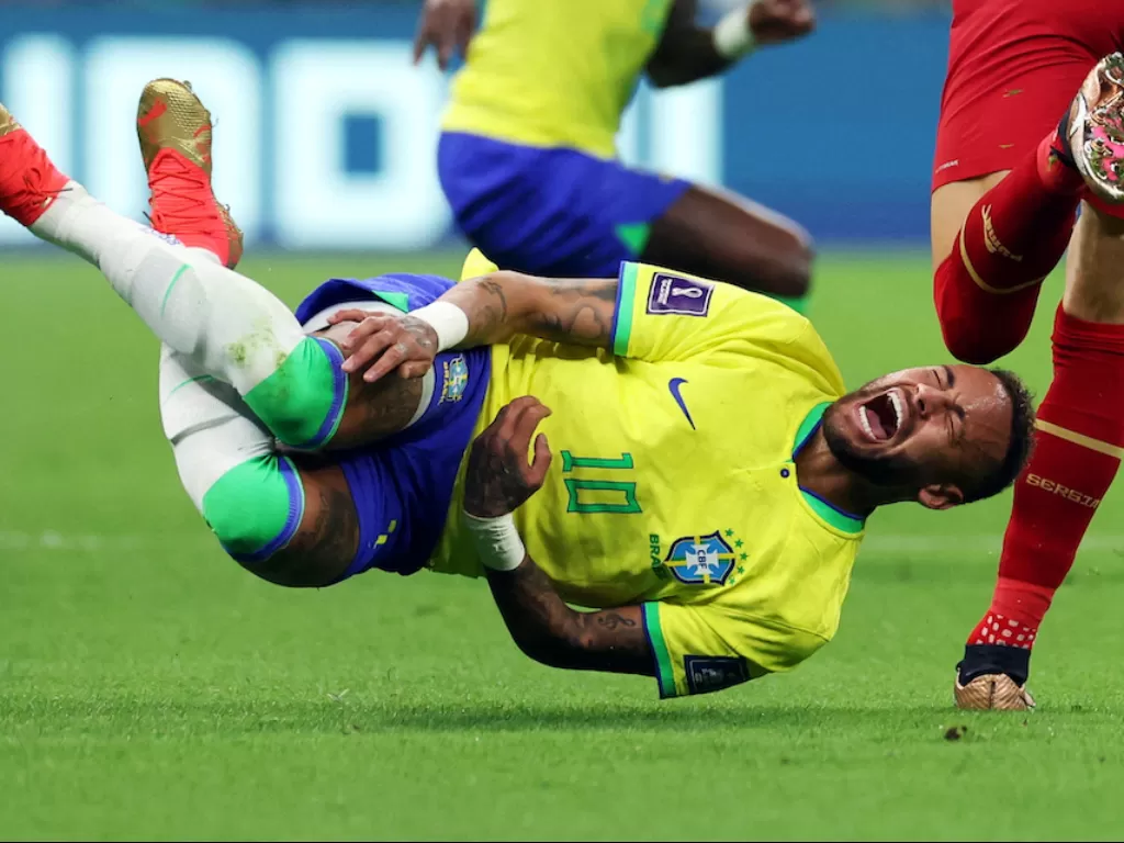Pemain Timnas Brasil, Neymar Jr, dilanggar di pertandingan melawan Serbia (REUTERS/Amanda)