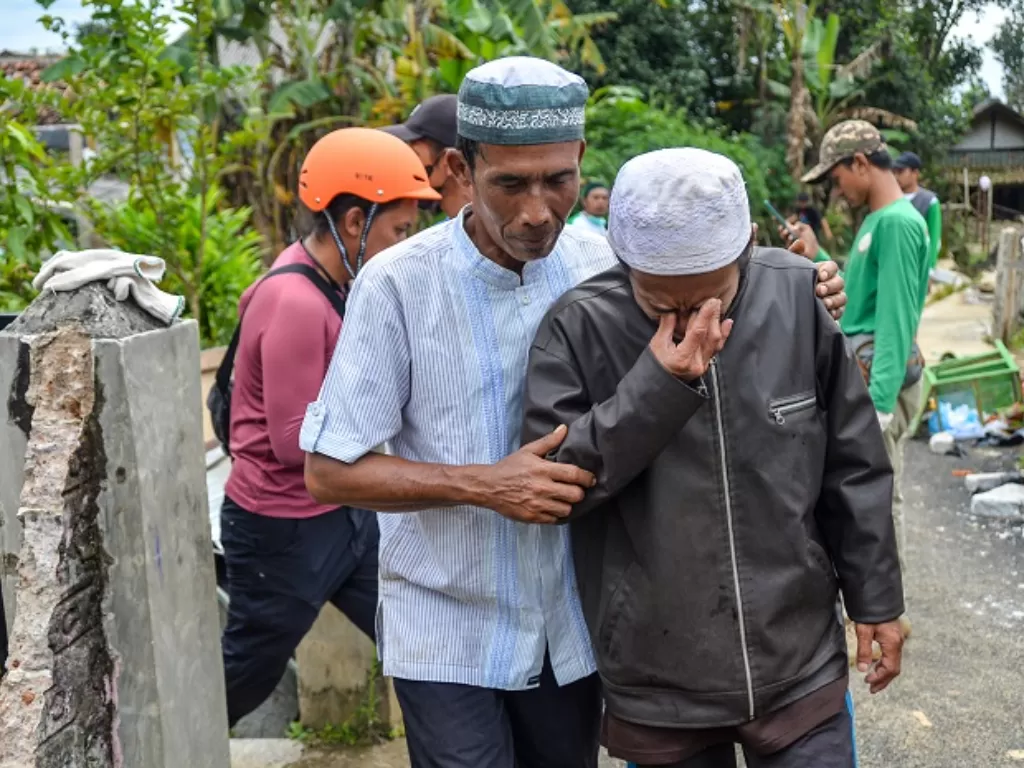 Ayah dari seorang anak yang menjadi korban Gempa Cianjur telah ditemukan dalam keadaan meninggal, menangis sebelum prosesi pemakaman. (ANTARA FOTO/Raisan Al Farisi)