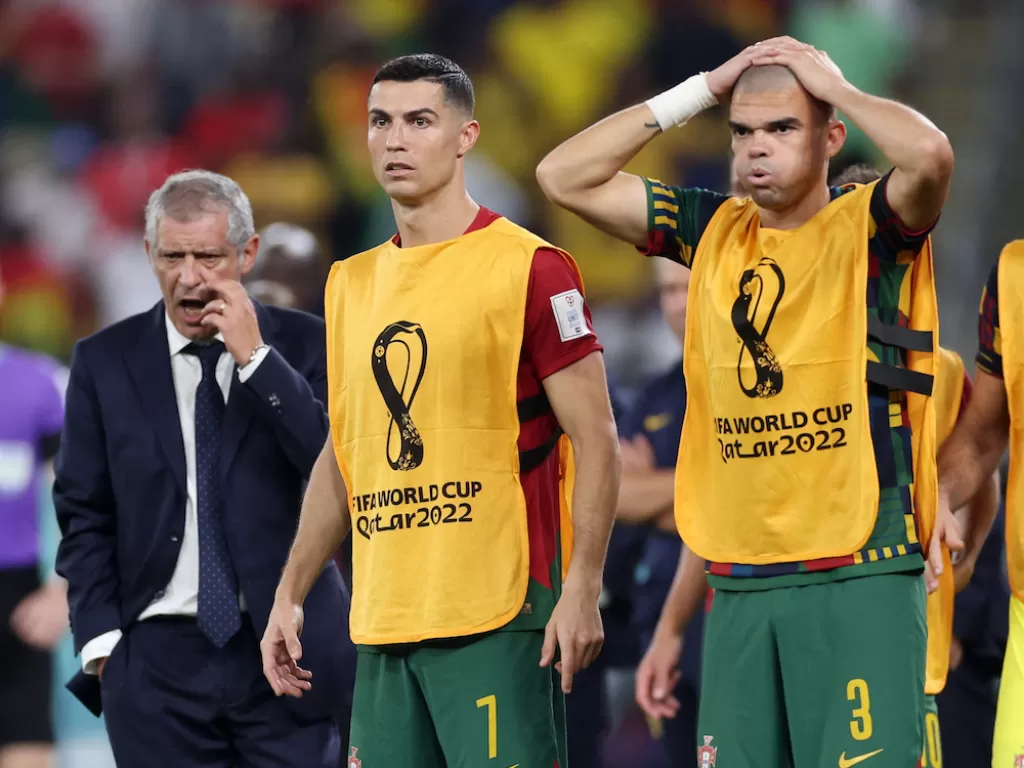 Cristiano Ronaldo dan Pepe nampak shock saat melihat kiper Portugal blunder (REUTERS/Carl Recine)
