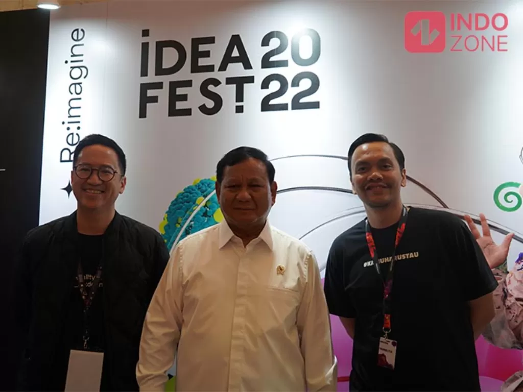  Co Founder Ideafest Bernhard Subiakto (kiri), Menhan Prabowo Subianto (tengah) dan CEO Indozone Riel Tasmaya (kanan). (Indozone/Rovi)