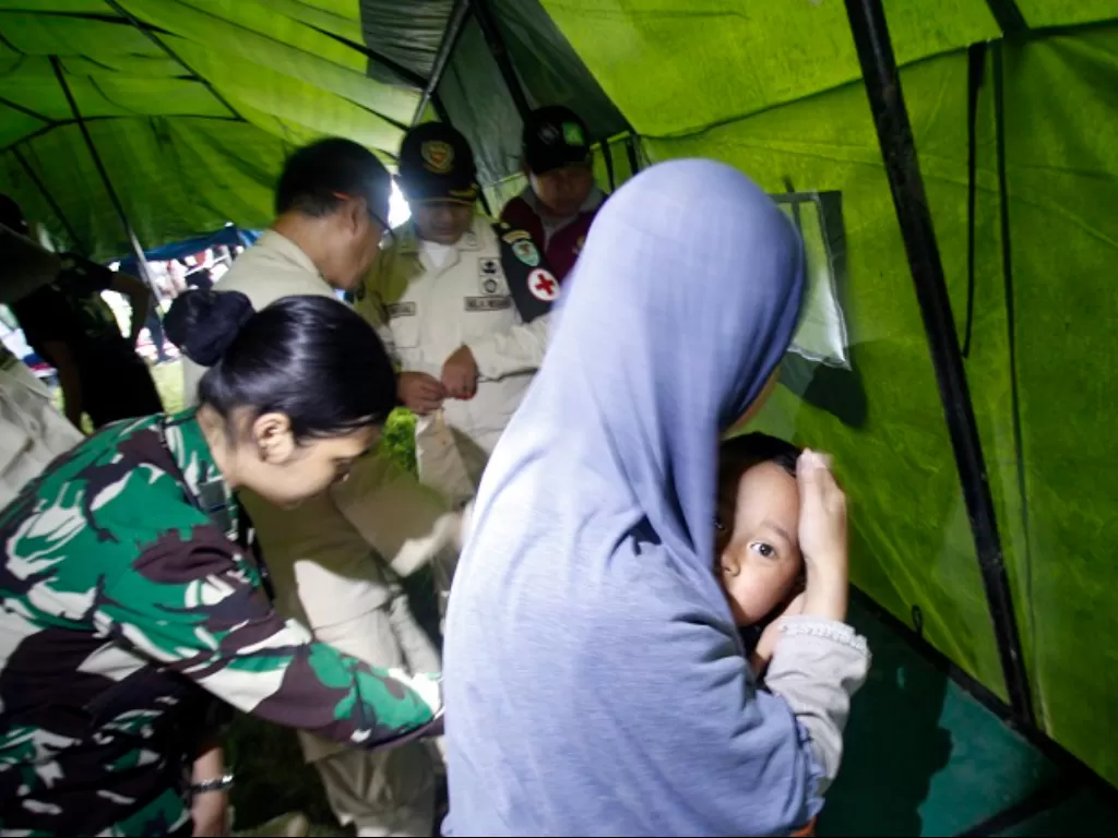 Petugas kesehatan dari Kesdam III Siliwangi memberikan pelayanan kesehatan korban gempa di Cugenang, Kabupaten Cianjur, Jawa Barat. (ANTARA FOTO/Yulius Satria Wijaya)