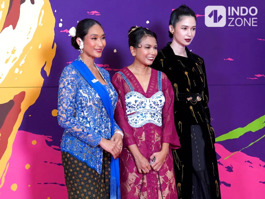 Kamila Andini (tengah) saat menghadiri Festival Film Indonesia (FFI) 2022 di Jakarta Convention Center. (INDOZONE/M. Rio Fani)