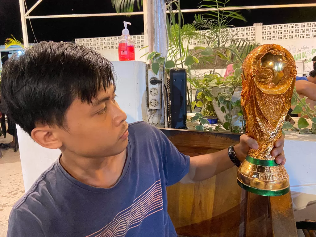 Pemuda Parepare cuan bikin trofi Piala Dunia 2022. (Z Creators/Rudi Hartono)