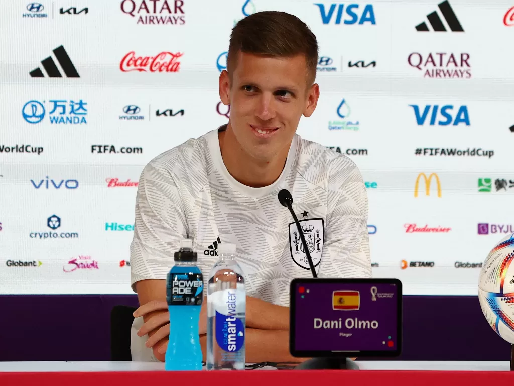 Dani Olmo dari timnas Spanyol selama konferensi pers. (REUTERS/Gareth Bumstead)