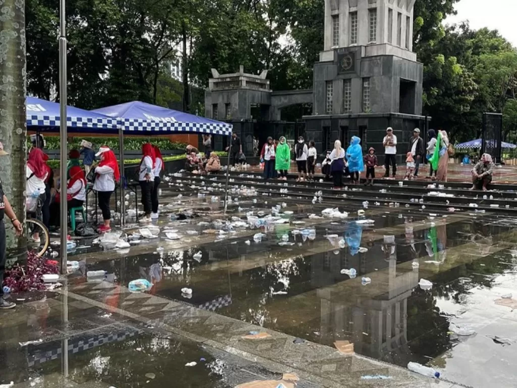 Sampah berserakan usai acara Gerakan Nusantara Bersatu di GBK. (Instagram/@jktinfo)