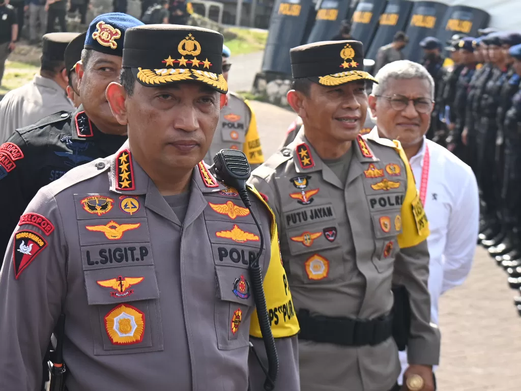 Kapolri Jenderal Pol Listyo Sigit Prabowo (kiri) didampingi Kapolda Bali Irjen Pol Putu Jayan Danu Putra (kanan). (ANTARA/Media Center G20 Indonesia/Fikri Yusuf)