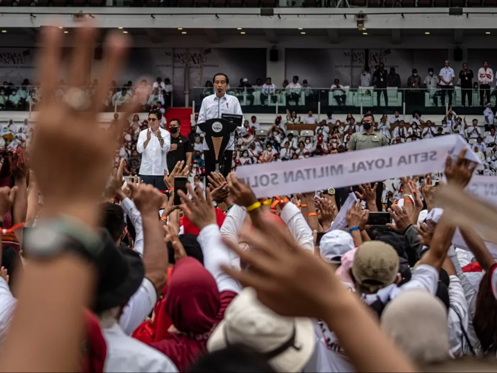 Presiden Jokowi berbicara di hadapan para relawan (ANTARA/Aprillio Akbar)
