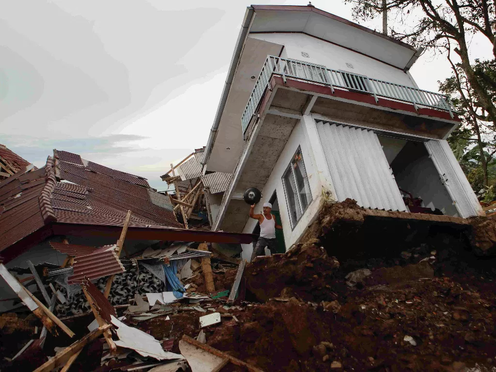 Rumah hancur akibat gempa di Cianjur, Jawa Barat. (REUTERS/Ajeng Dinar Ulfiana)