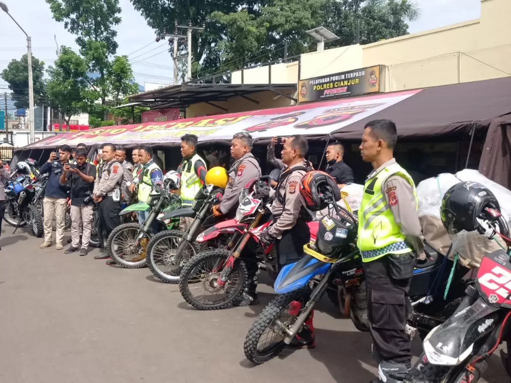 Personel polisi dengan motor trail untuk menyebar bantuan korban gempa Cianjur. (Dok. Divisi Humas Polri)