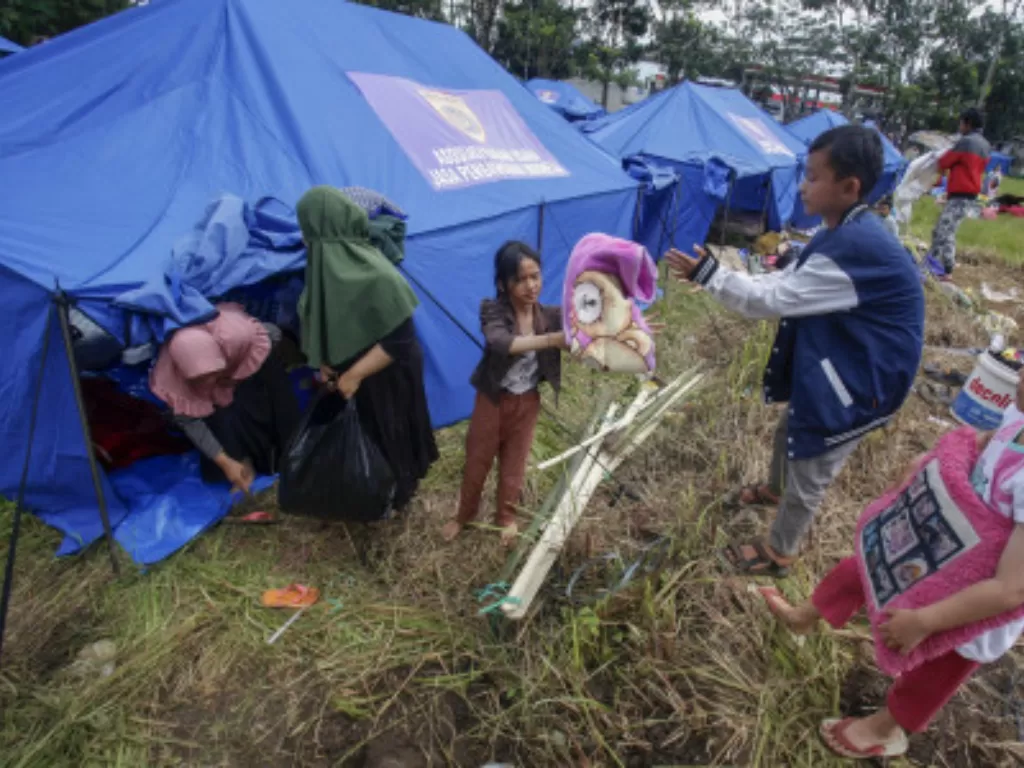 Suasana posko pengungsian korban gempa Cianjur di Kampung Binong, Kabupaten Cianjur, Jawa Barat. (ANTARA FOTO/Yulius Satria)
