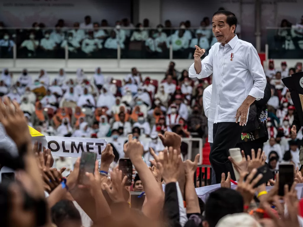 Presiden Joko Widodo menyapa relawan saat menghadiri acara Gerakan Nusantara Bersatu.  (ANTARA FOTO/Aprillio Akbar)
