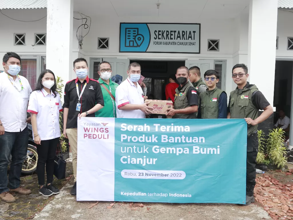 Serah terima produk bantuan untuk korban gempa bumi Cianjur oleh Yayasan WINGS Peduli melalui Ketua Jabar Bergerak Cianjur. (dok. WINGS)
