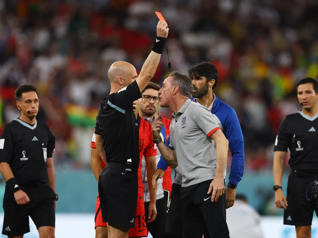 Pelatih Korsel, Paulo Bento, dapat kartu merah seusai laga kontra Ghana di Piala Dunia 2022. (REUTERS/Kai Pfaffenbach)
