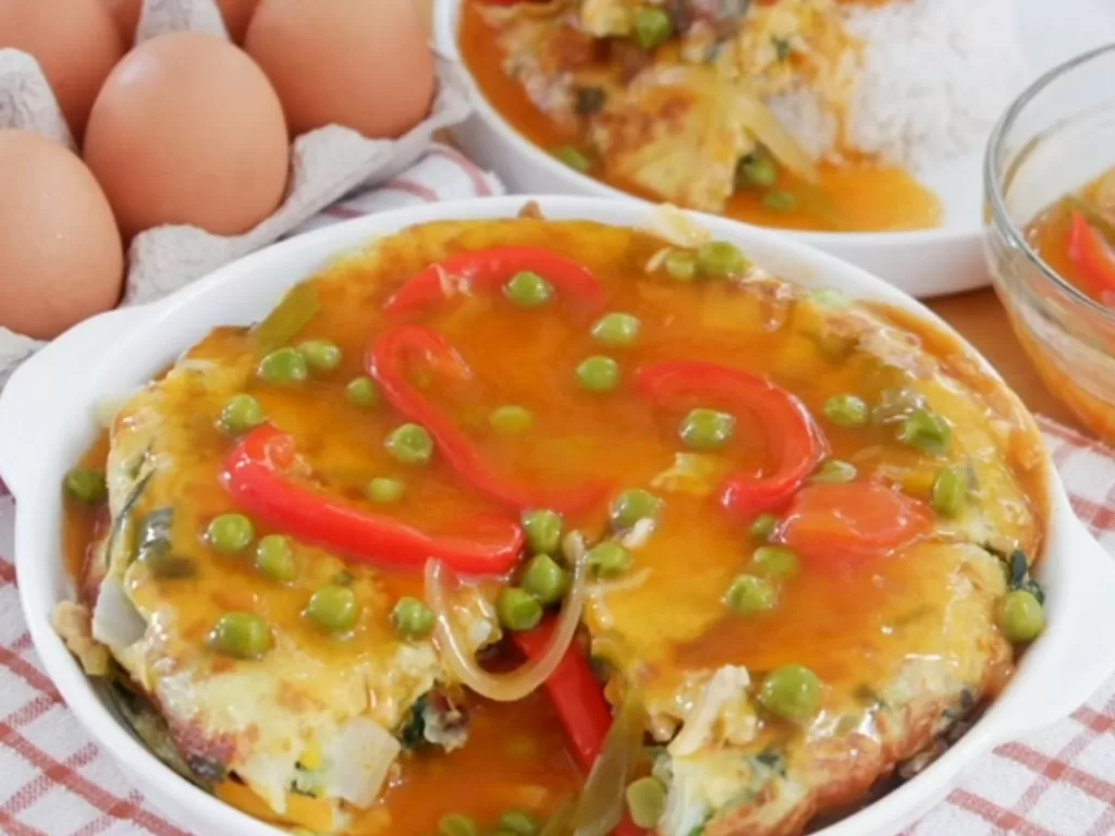 Fuyunghai ayam ala resto chinese food (Z Creators/Adisti Astarina)