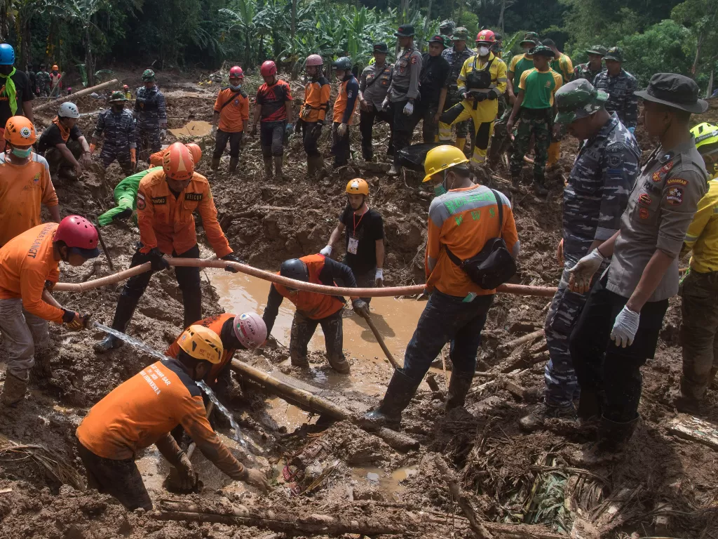Tim SAR gabungan mencari korban yang tertimbun longsor akibat gempa Cianjur. (ANTARA FOTO/Wahyu Putro A).