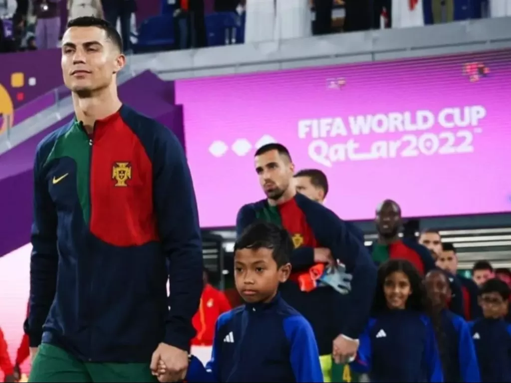  Anak Indonesia digandeng Cristiano Ronaldo (Instagram @indonesiaindoha)