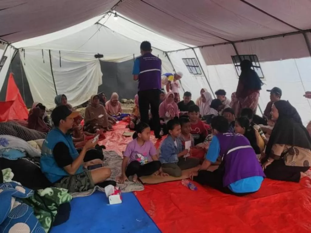 Tenaga kesehatan sedang memeriksa anak yang terdampak gempa di salah satu posko pengungsian di Cianjur, Jawa Barat. (Antara/HO-BNPB)