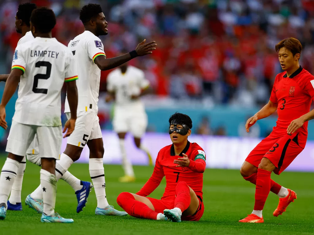 Kapten sekaligus bintang Korsel Son Heung-min dilanggar pemain Ghana saat kedua tim saling bersua di Piala Dunia 2022. (REUTERS/Suhaib Salem)